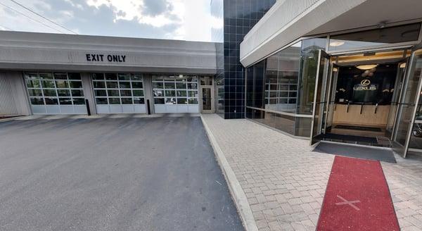 Service Entrance at Lexus RiverCenter