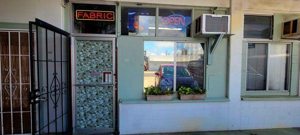 Storefront (08/19/24). #HawaiianFabric #Kaimuki #Oahu #Hawaii #Fabric