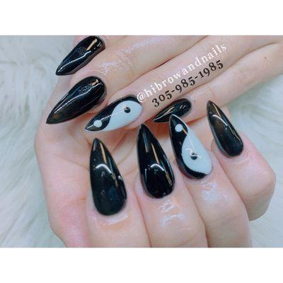 Amazing points acrylics with yinyang . Love !!!!!!!!!!!