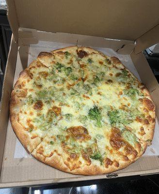 White broccoli garlic pizza