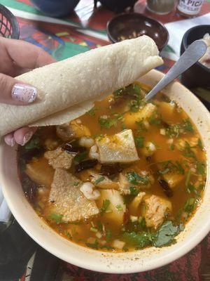 Menudo con grano, tortillas de maíz