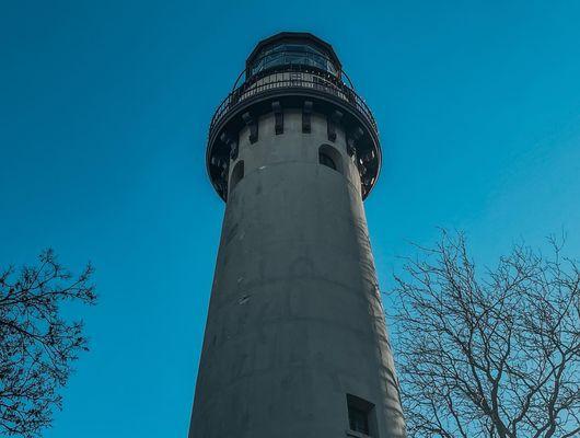 Picture of Grosse Point Lighthouse from the ground.