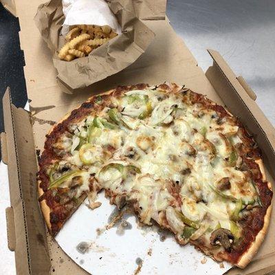 Sausage, mushroom, green pepper and onions pizza with fries.