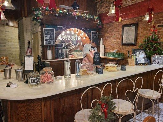 Cute country store/restaurant with a soda fountain.  50s feel to the place.