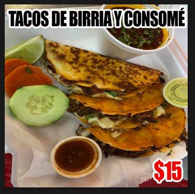 Tacos de birria y su consomé