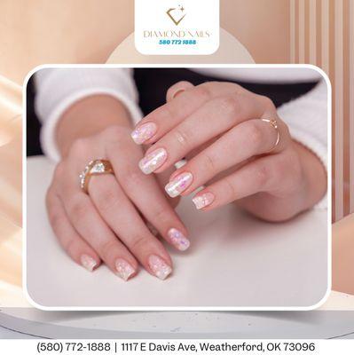 Add a touch of shine to your daily look with elegant nails that are effortlessly chic and sophisticated. Perfect for every day!