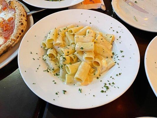 Rigatoni con Quattro Formaggi