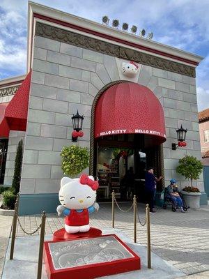 11.21.22 Hello Kitty Store near Hollywood (Orlando)