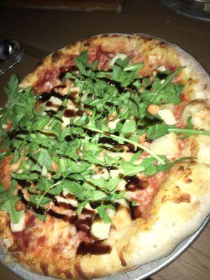 Chicken arugula pizza