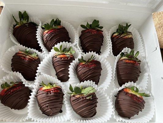 Valentine's Day 12ct Chocolate strawberries