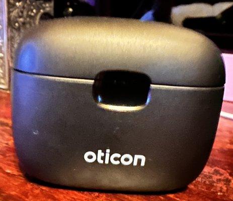 Oticon Travel charger with cover!