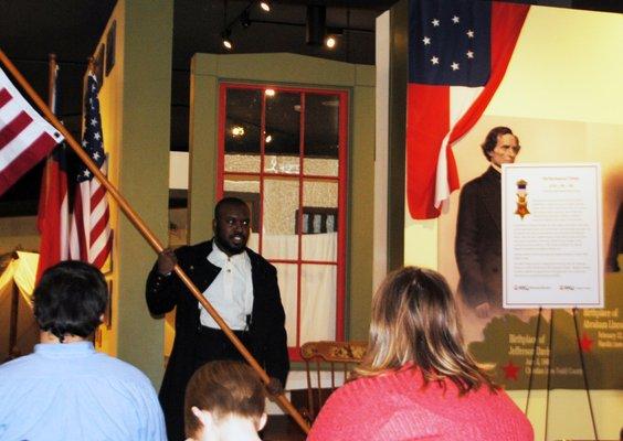 Derrick (Museum Theatre) presents a narrative at Christmas in Kentucky.