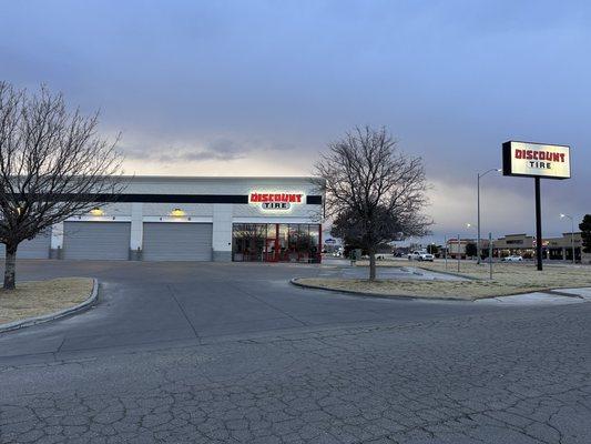 A real photo of Discount Tire in Hobbs, NM. None of that fake PR stuff... (1/26/2024)