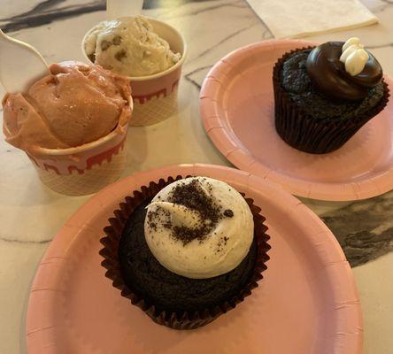 Cookies & cream cupcake and a Vegan Chocolate cupcake plus Strawberry and Butter Pecan ice cream.