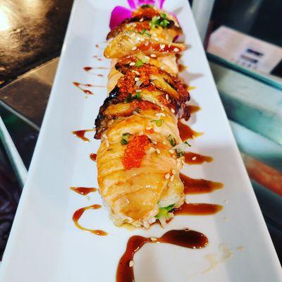 Black tiger roll.
( ca roll inside outside salmon, eel bake whole roll)