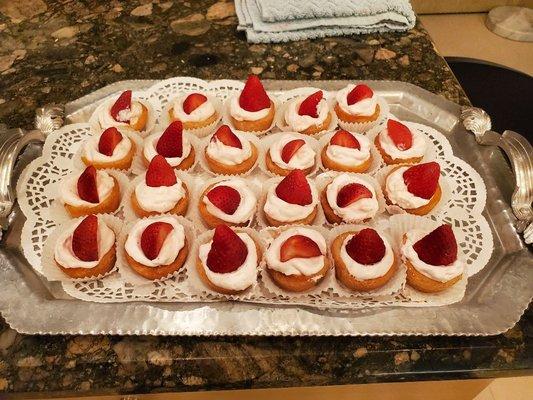 Strawberry cheesecake cookie cups