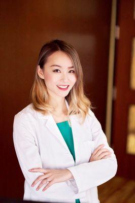 Dr. Dagny Zhu is a board-certified and Harvard-trained cornea, cataract, and LASIK surgeon.