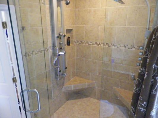 5 x 5 shower with dual seats and dual shower towers