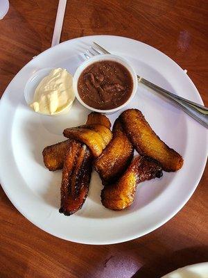 Platanos con crema y frijoles