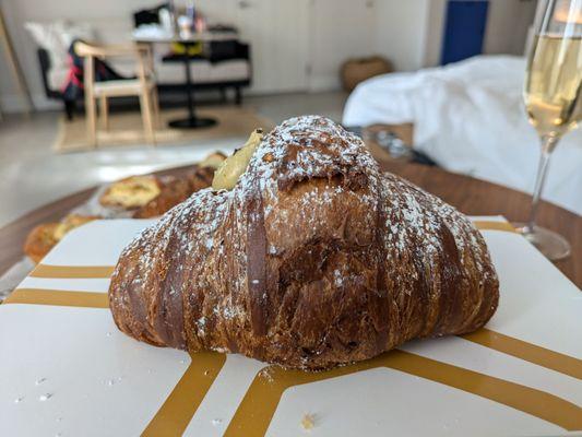 @endoedibles on Instagram 10/27/24
 
 Pistachio Cream Croissant