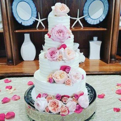 #WeddingCakes #WeddingFlowers #Decorations #WeddingFlorist #WeddingDesigner #Flowers #Roses #WeDecorateWeddingCakes