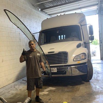 Freighliner windshield replacement