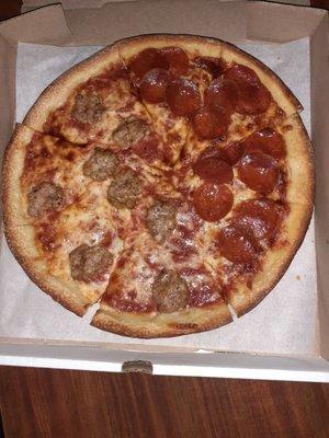 Large Pepperoni/Sausage pizza