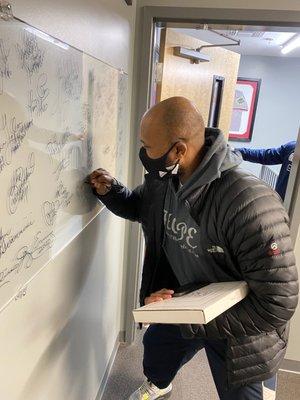 Dajuan Wagner signs the wall!