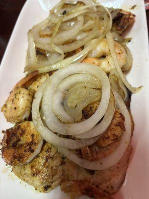 Pollo a la plancha con cebolla y camarones