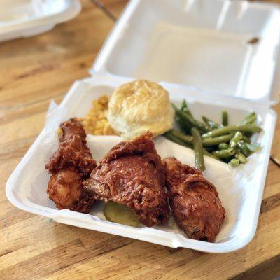 Fried dark chicken platter with green beans, mac&cheese, biscuit