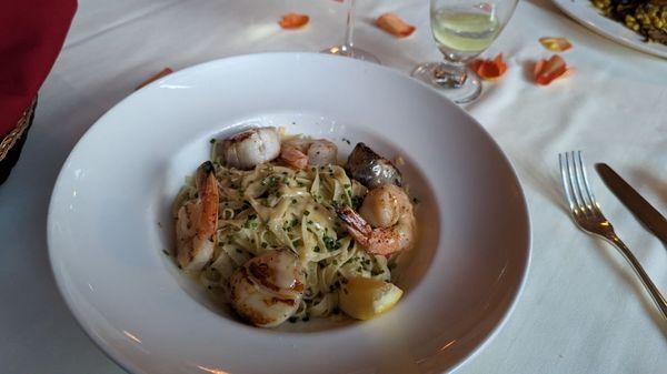 Diver Sea Scallops & Grilled Prawn Linguine