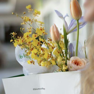 Hand tied bouquet in Blüm bag