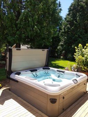 New Bullfrog A8 hot tub with Smartop deluxe cover.