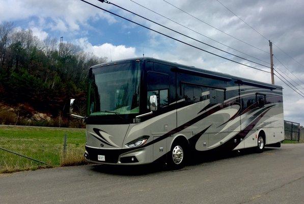 Beautiful 40' Tiffin Phaeton Motorhome.