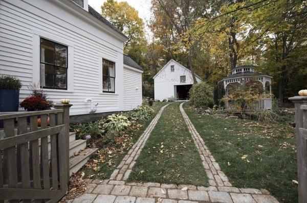 Cobblestone tire track driveway