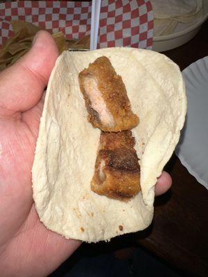 Taco de Chicharrón prensado antes de agregarle salsa y frijolitos.