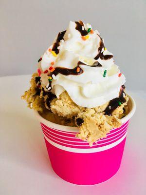 Sundae with vanilla ice cream & chocolate chip cookie dough