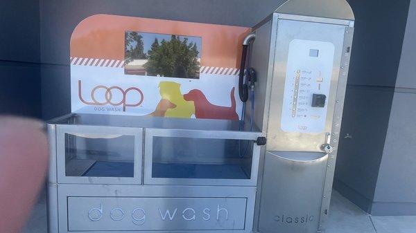 Look! Behind the Loop Neighborhood Market (carwash, Shell Station) there's a DIY dog wash!