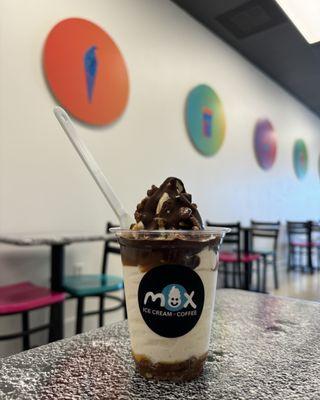 (Special) Turtle Fundae/ vanilla soft serve, dulce de leche, chocolate Magic Shell, pecans, & Maldon sea salt