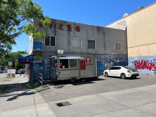 New teriyaki truck in Chinatown, this is the alley entrance between 7th & 8th Ave off of Dearborn St.