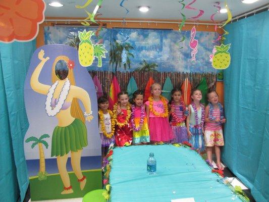 Sunshine Tiki Splash will make your girls have fun enjoying getting fun  hair braids ,mini mani and mini pedi. Book your birthday parties!!