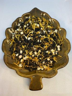 Bonfire Nights - This seasonal blend is slightly smoky with sweet toffee and cinnamon .  A lovely black tea blend, organic.