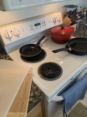 This is how I left the stove, it's not even dirty but I would have just appreciated a quick wipe down / stacking of the pots and pans