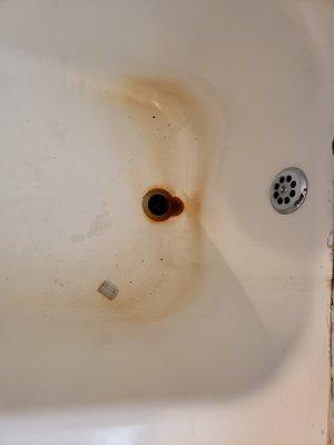 Before and After cleaning on a rust stained bathtub in a trucking office