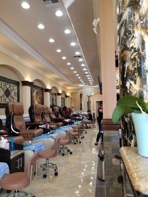 Beaucoup pedi/massage chairs. There are some on the other side of the room as well.