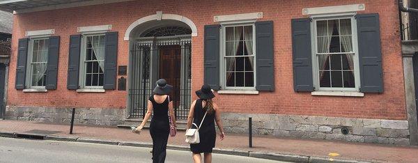 American Horror Story Witches heading to Madam LaLaurie's house.