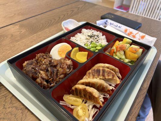 Bento box with beef