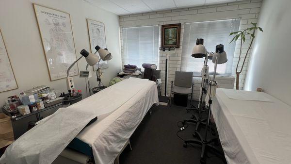 The acupuncture room with lots of heating lamps