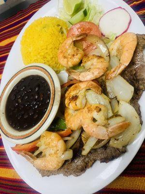 Carne azada con camarones pimientos y cebolla acompañado con arroz frijoles y guacamole