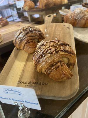 Almond & chocolate Croissant